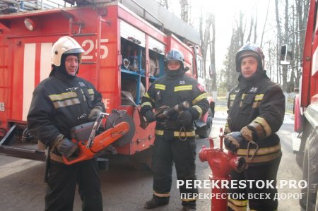 Команда пожарных на помощь спешит